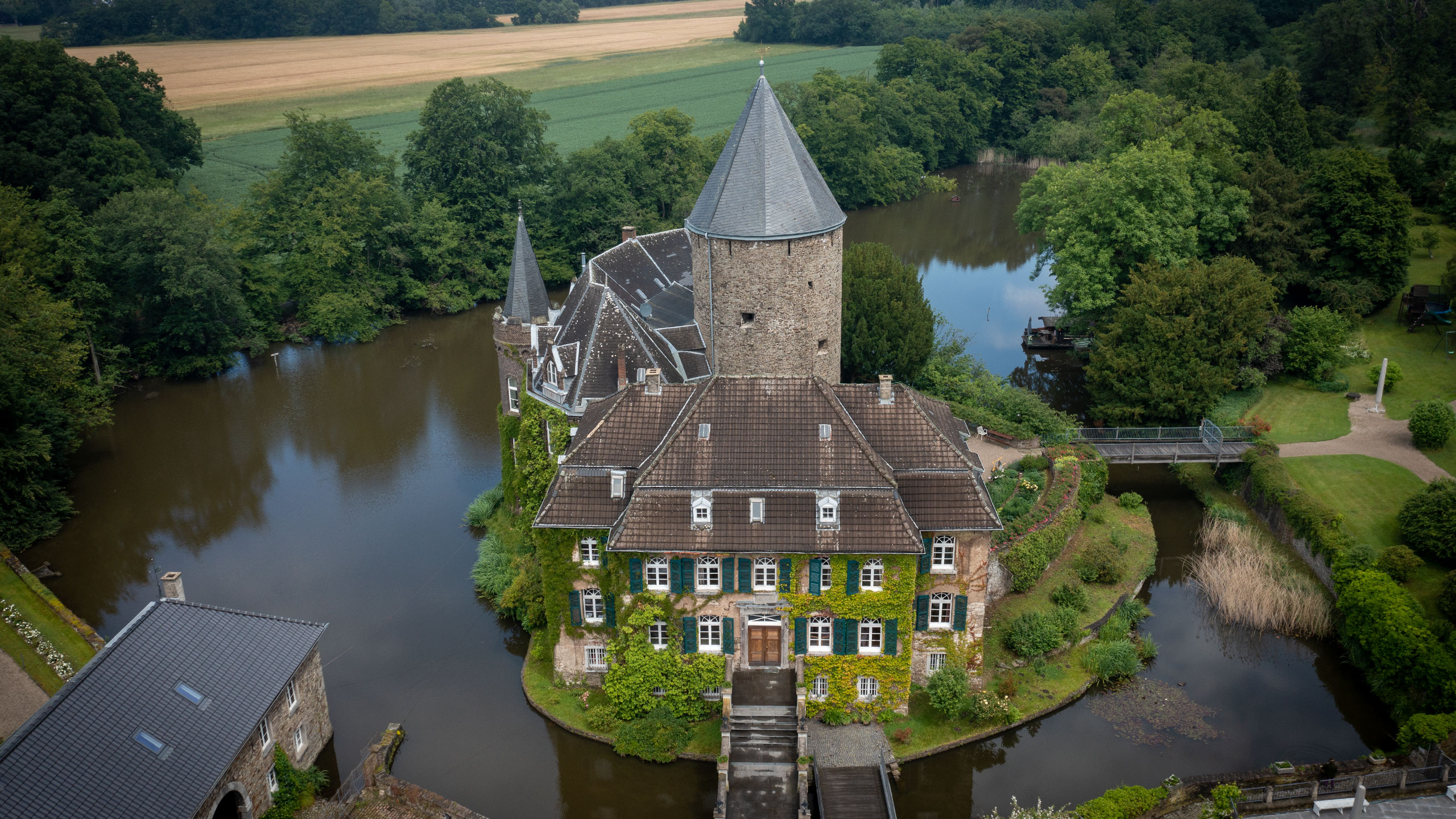 Luftaufnahme des Schloss Linnep in Ratingen